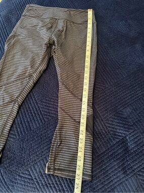 Kyodan Gray & Black Horizontal Striped Leggings with Mesh Panels - Medium